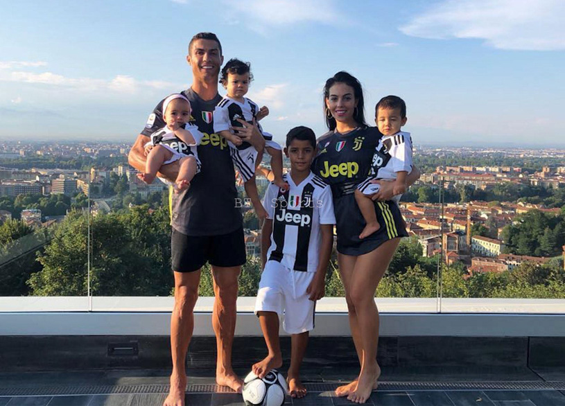 Bạn gái và những con cái của Ronaldo là ai?