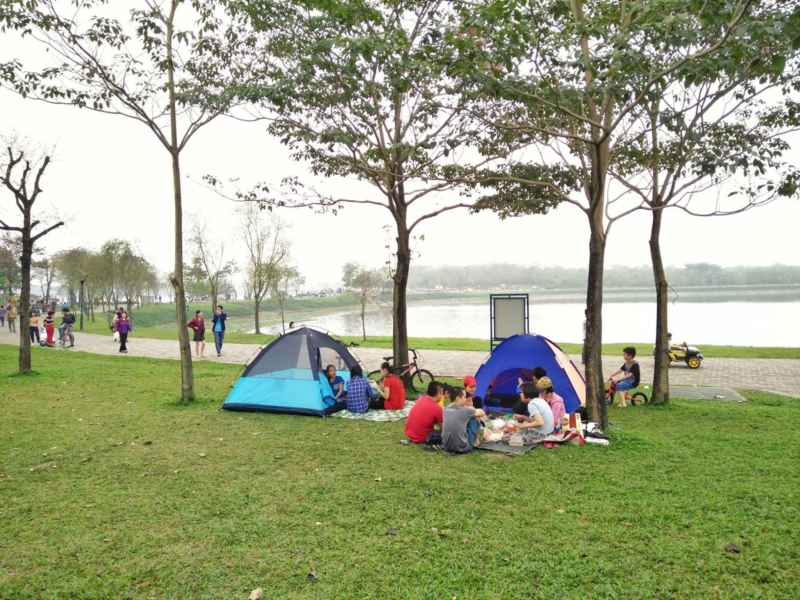 Công viên Yên Sở là một nơi lý tưởng để đi dã ngoại, picnic cuối tuần