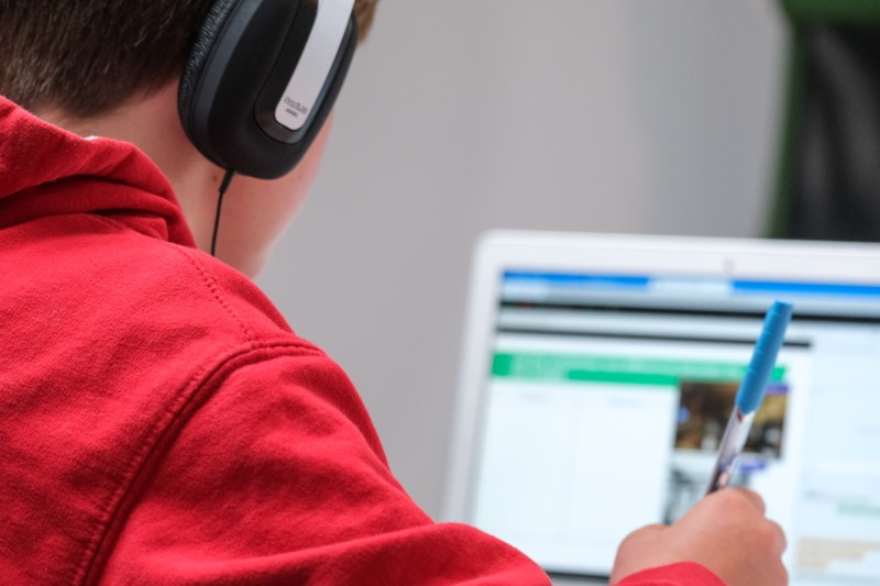 bảo vệ thính lực cho bé khi học online